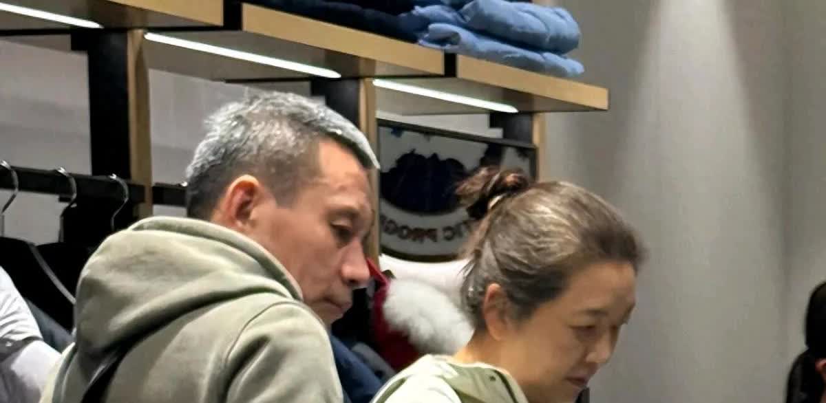 江珊和二婚老公田小洁商场扫货，状态真实自然接地气。58岁江珊自然老去的样子还是很