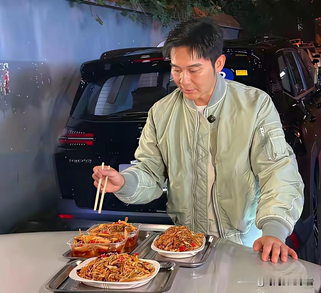 李晨这饭吃的有心意，没有位置，把饭菜放到汽车引擎盖上，也是挺接地气。李晨其实很