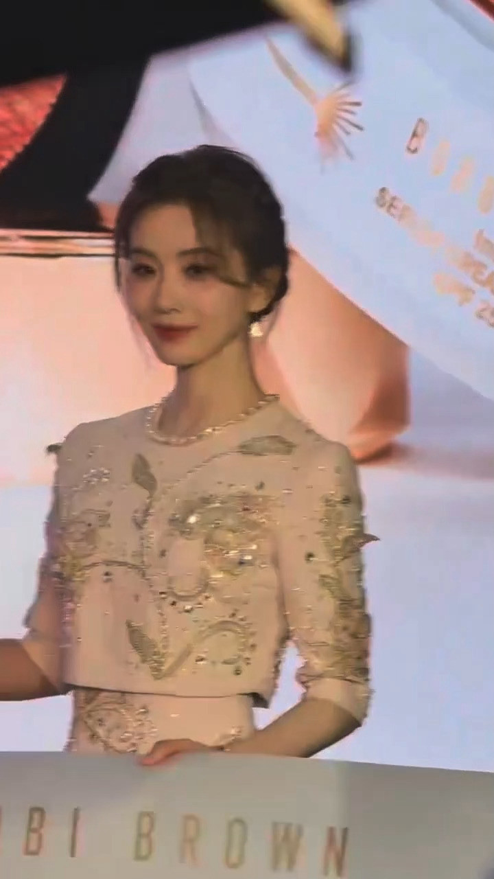 刘诗诗一个背影就把我美晕了！！豪爵的身段刘诗诗仙女盘发刘诗诗粉色刺绣套装刘诗