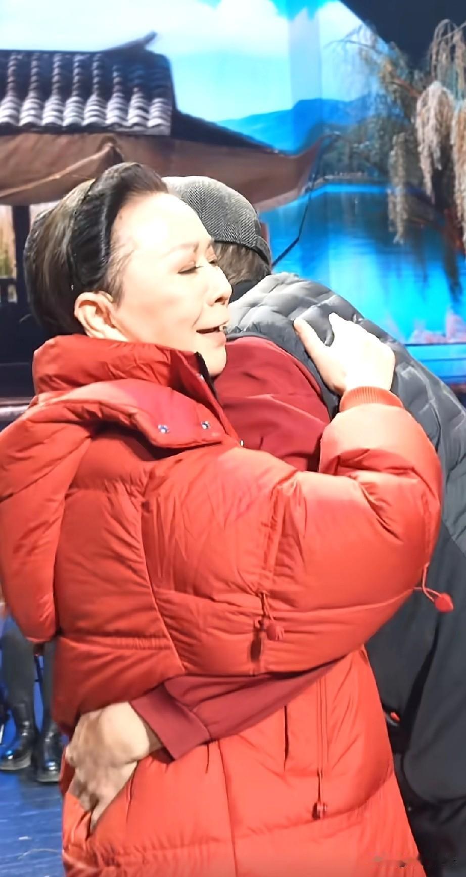 冯巩，蔡明，倪萍，郁钧剑，潘长江，这几个老朋友见面了，也不知道他们这是参加了一个