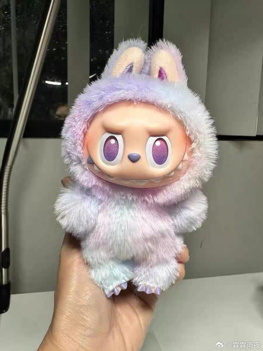 ✨原来Labubu爆火的底层逻辑这么野！这波“丑萌经济”简直精准踩在年轻人的审