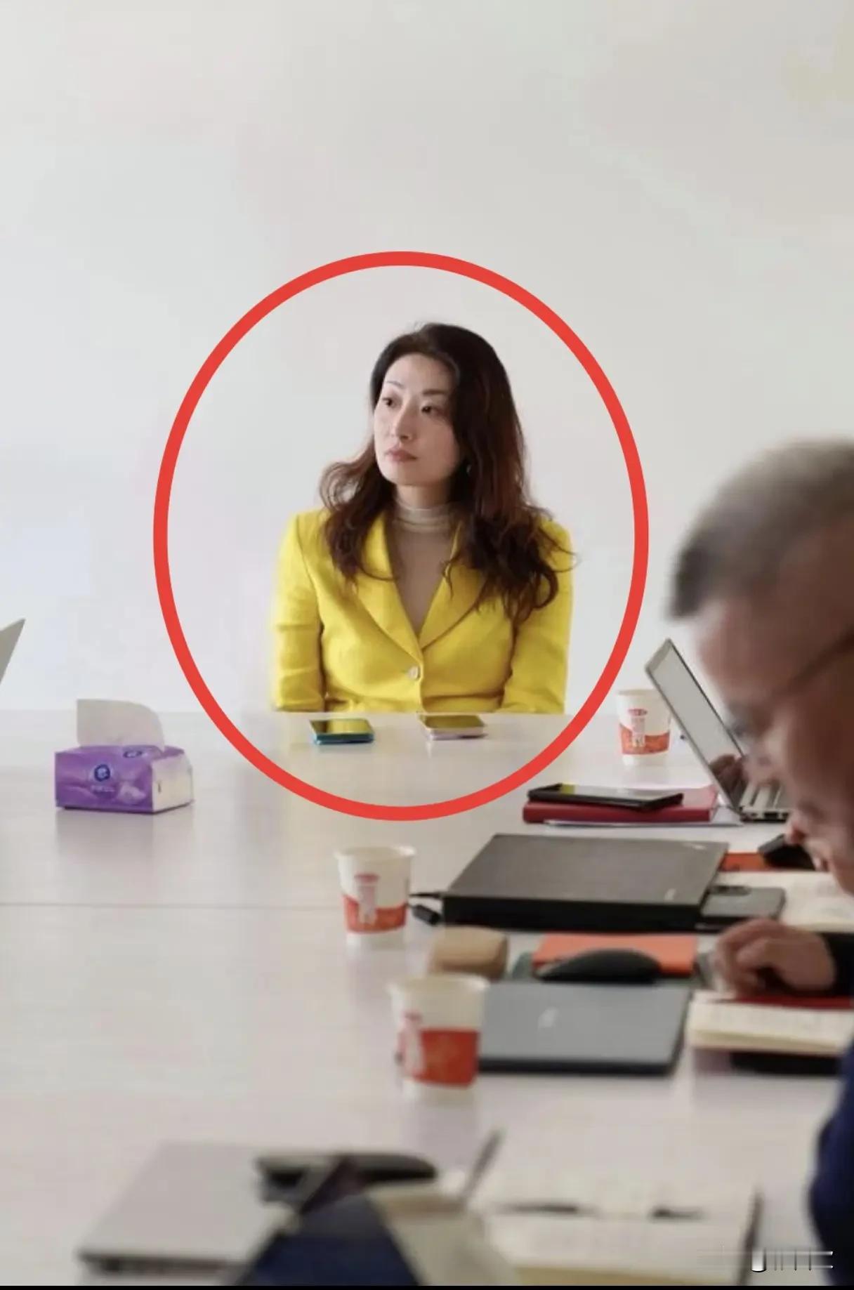 刷到大公主宗馥莉最近的这张照片里！估计雷軍看到了都要羞愧的不行吧？看宗馥莉