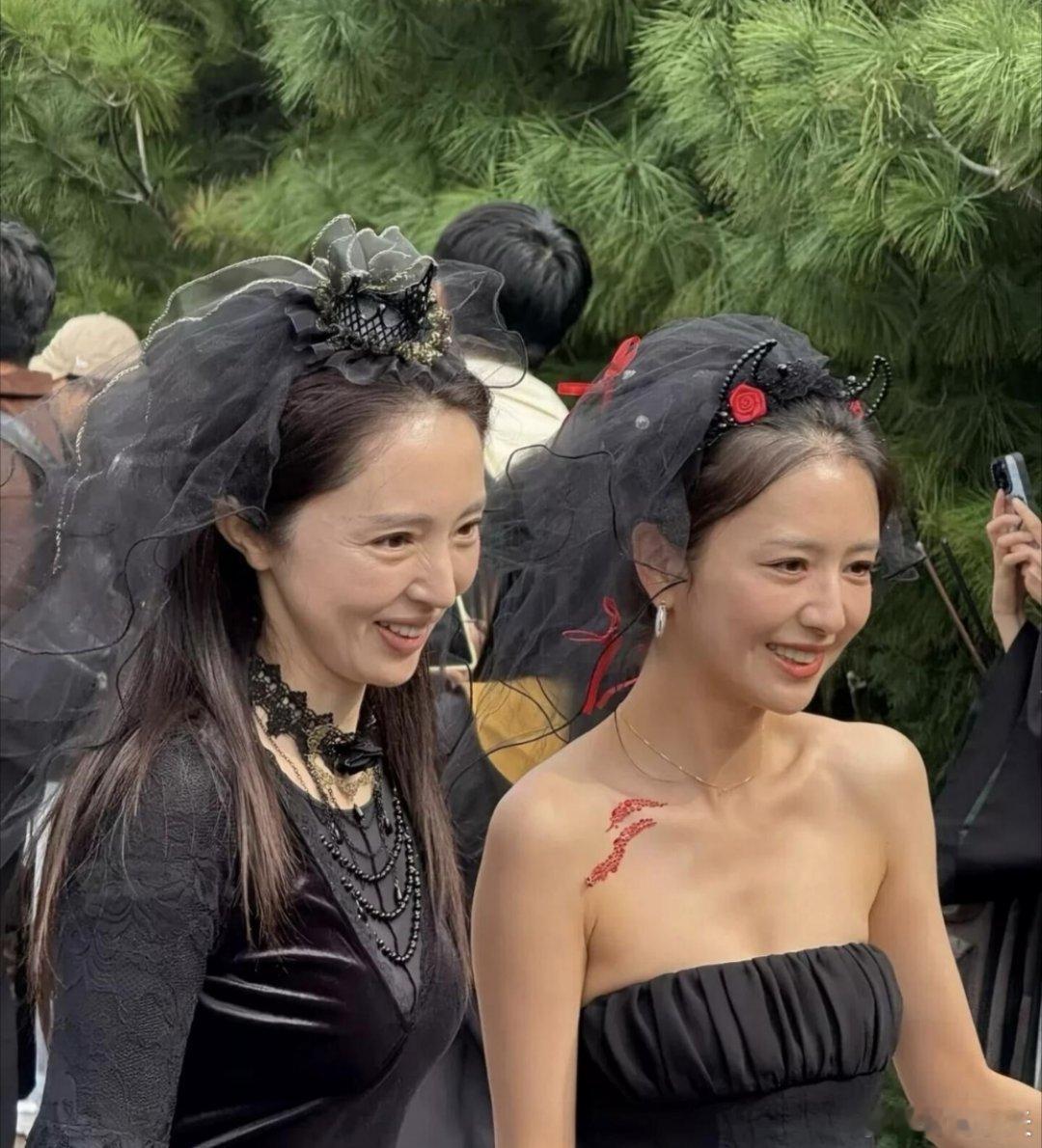 明星不开美颜，到了年龄其实和我们也差不多。董璇和佟丽娅这不就是40+的状态嘛