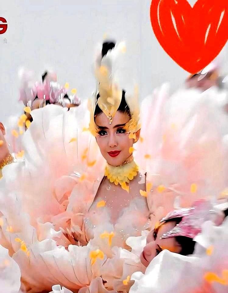 婚离了，但钱没分。陈思诚每赚一亿票房，都有佟丽娅一份。他核心公司的股东名单里