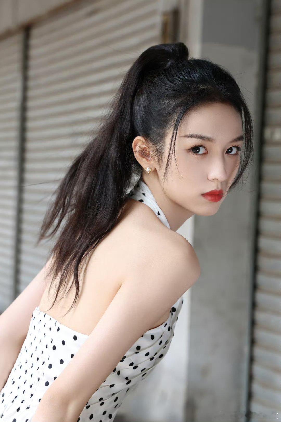 同样都是高马尾造型，周也温柔灵动，章若楠却略显成熟老气