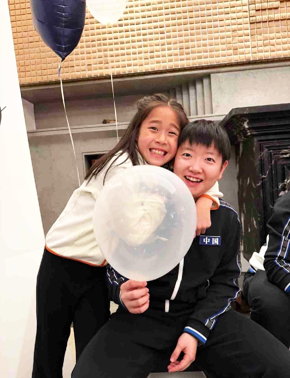 万万没想到，Coco过个生日，老婆和闺女却不挨着他，都跑去莎莎身边。看来