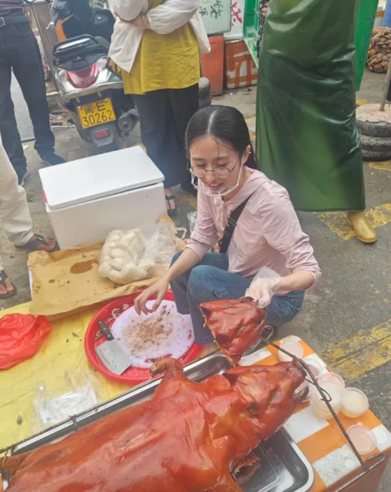 全网最会摆摊卖东西的人“白菜GG”“白菜GG”原名林万华，福建漳州云霄县人，
