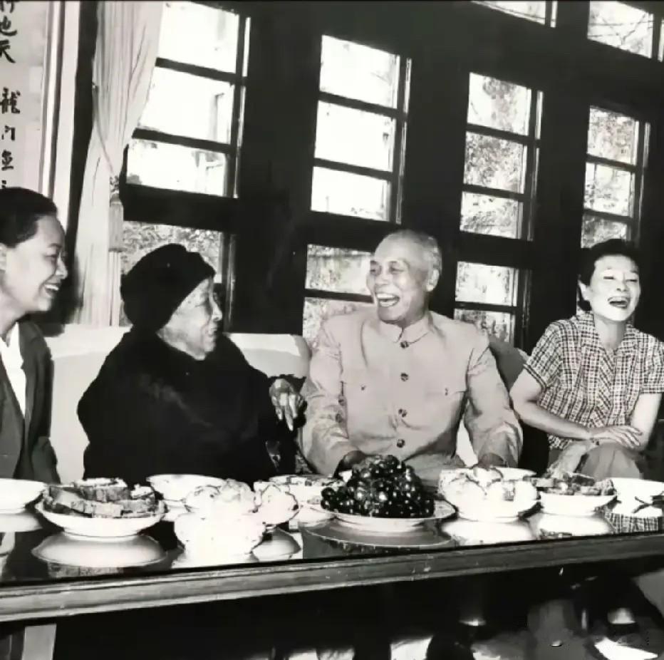 1965年，回国不久的李宗仁携妻子郭德洁专程前往探望廖仲恺遗孀何香凝的一幕。李宗