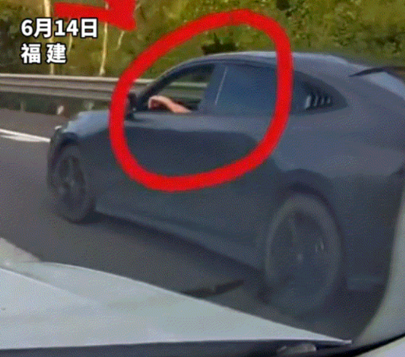 福建，男子高速正常超车，结果，刚超过去1秒，被超黑车竟然一脚油门，又反超了过去，