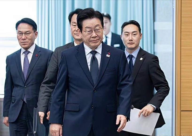 李在明带着三星、现代这帮财团大佬访华那几天，韩国右翼的骂声几乎要掀翻网络。保守派