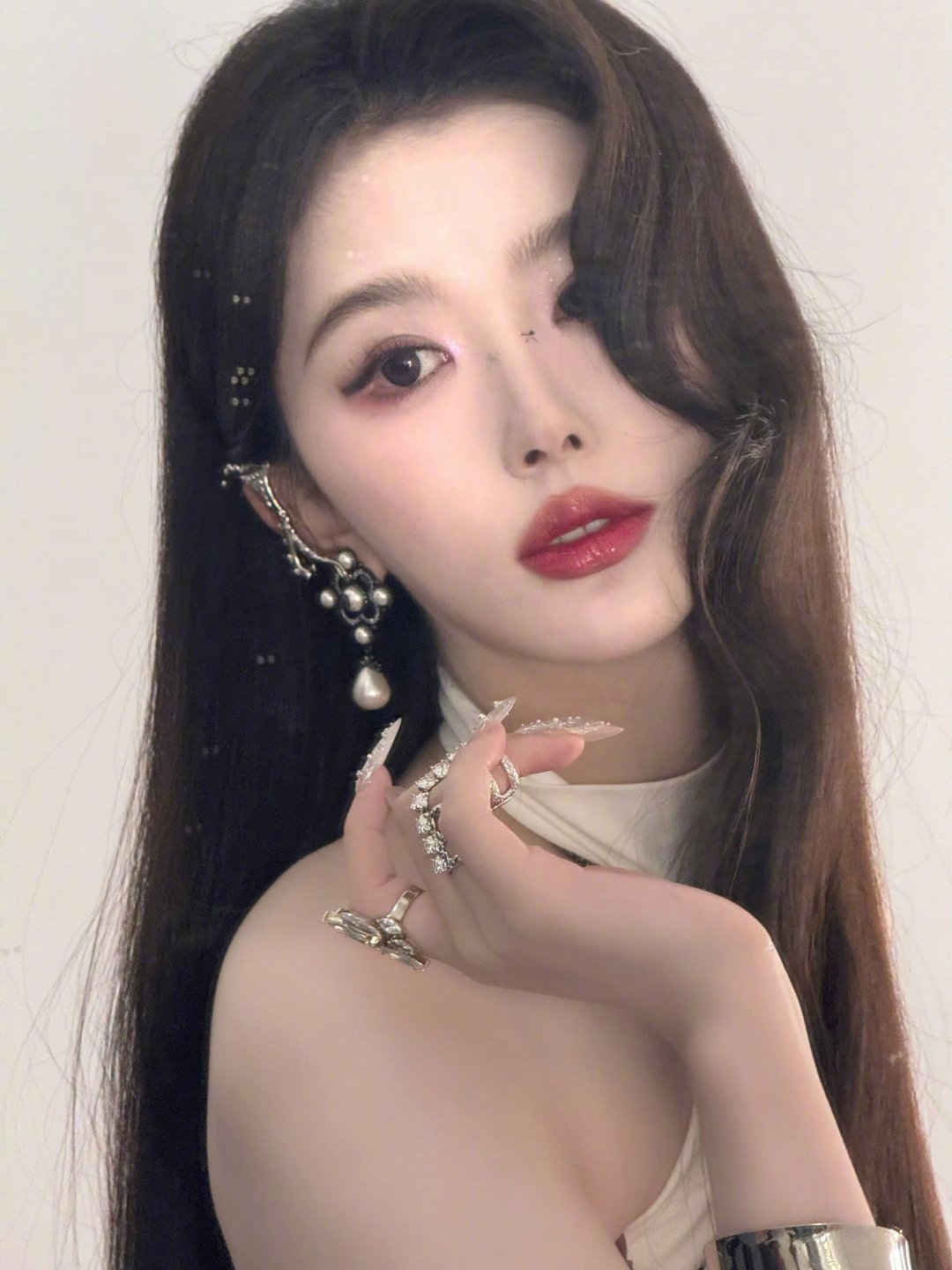 孔雪儿辟谣，顺便祝鞠婧祎生日快乐所以起因是有人说俩人相似是吗孔雪儿我没说过请不