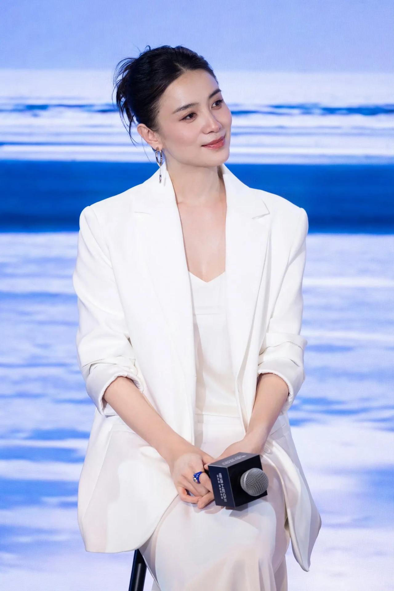 最近金鸡奖落幕，宋佳凭着《好东西》里的“王铁梅”，再次拿下最佳女主角，这可是她第