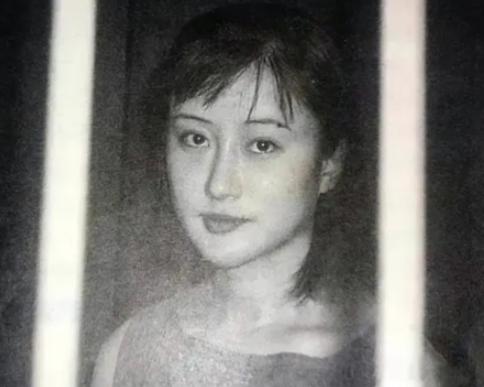 2001年北京一高档公寓内，刚被评为十佳空姐的杨旸，竟将刀刺向了枕边人，几小时前