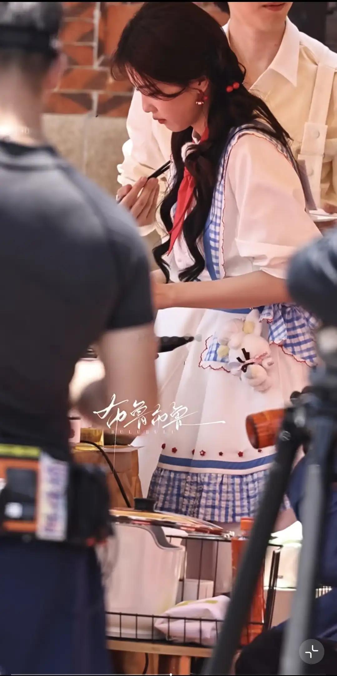 白鹿录跑男路透，穿着小裙子拿着勺和小碗，好认真的在做饭呀！