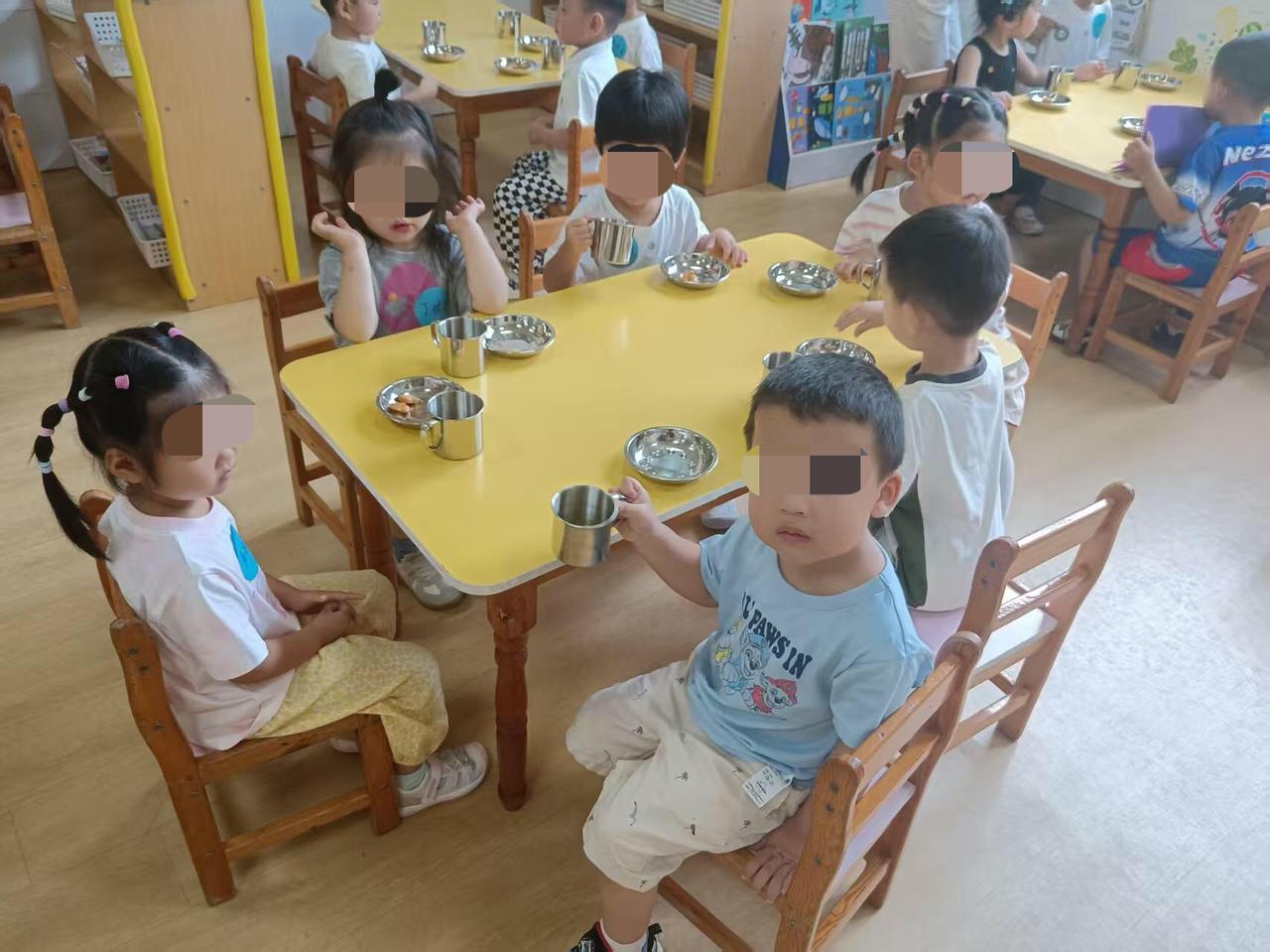 学费9000的私立幼儿园怎么样？原来幼儿园用不锈钢餐具，也挺好不像瓷器怕摔也