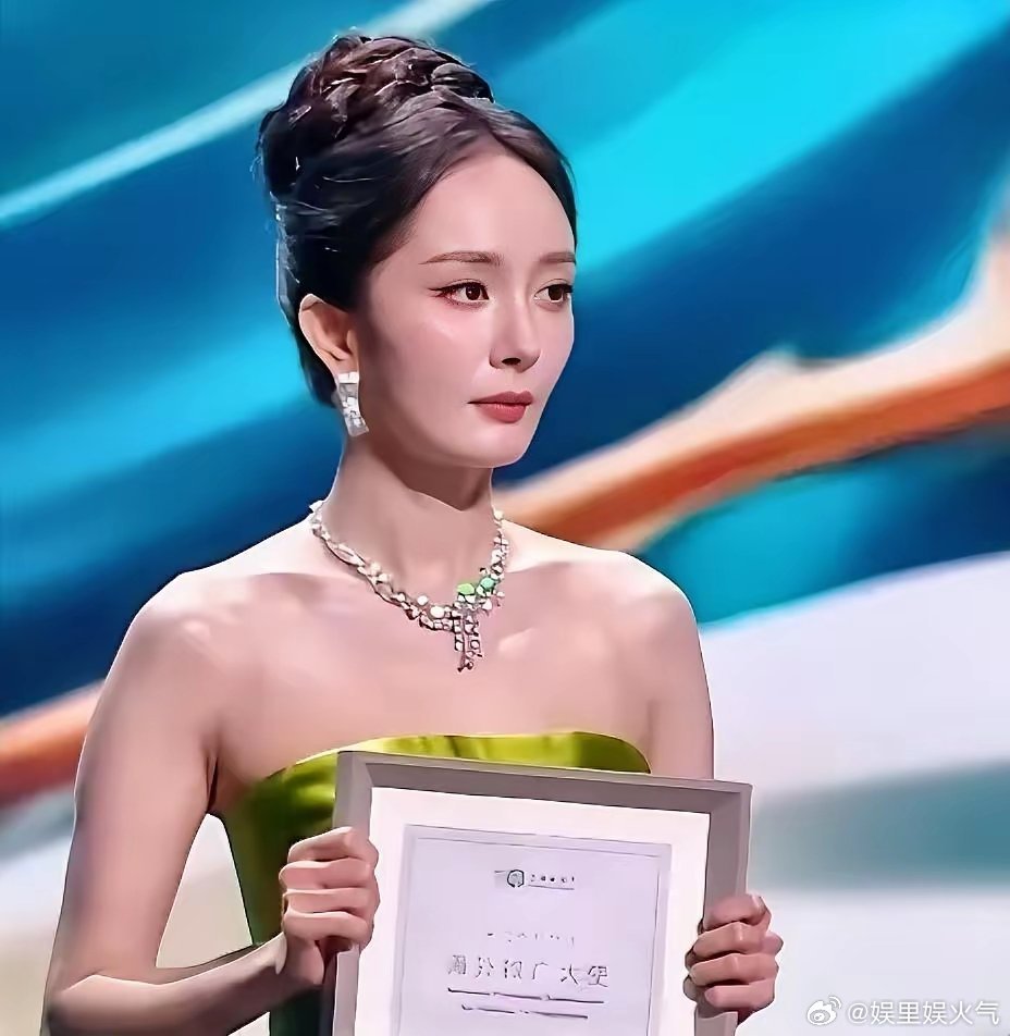 微表情是骗不了人的昨晚的白玉兰奖，杨幂作为最佳女主角的提名者，当她听到最佳女主角