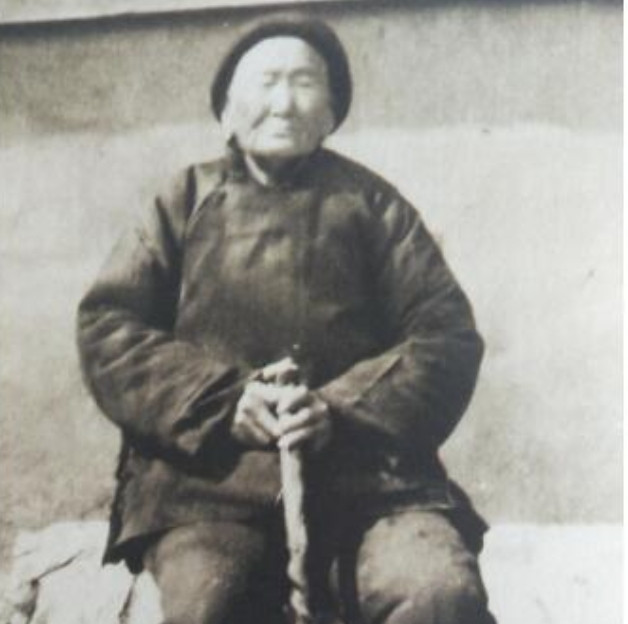 1941年，一位老妇人请“汉奸”侄子吃饭，突然压低声音道“孩子，给我弄300发子