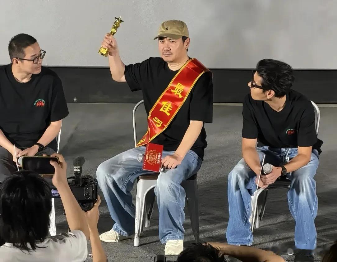 看到沈腾这一幕，有点心酸。《欢迎来龙餐厅》路演，观众递给他奖杯，给他带上绶带。最