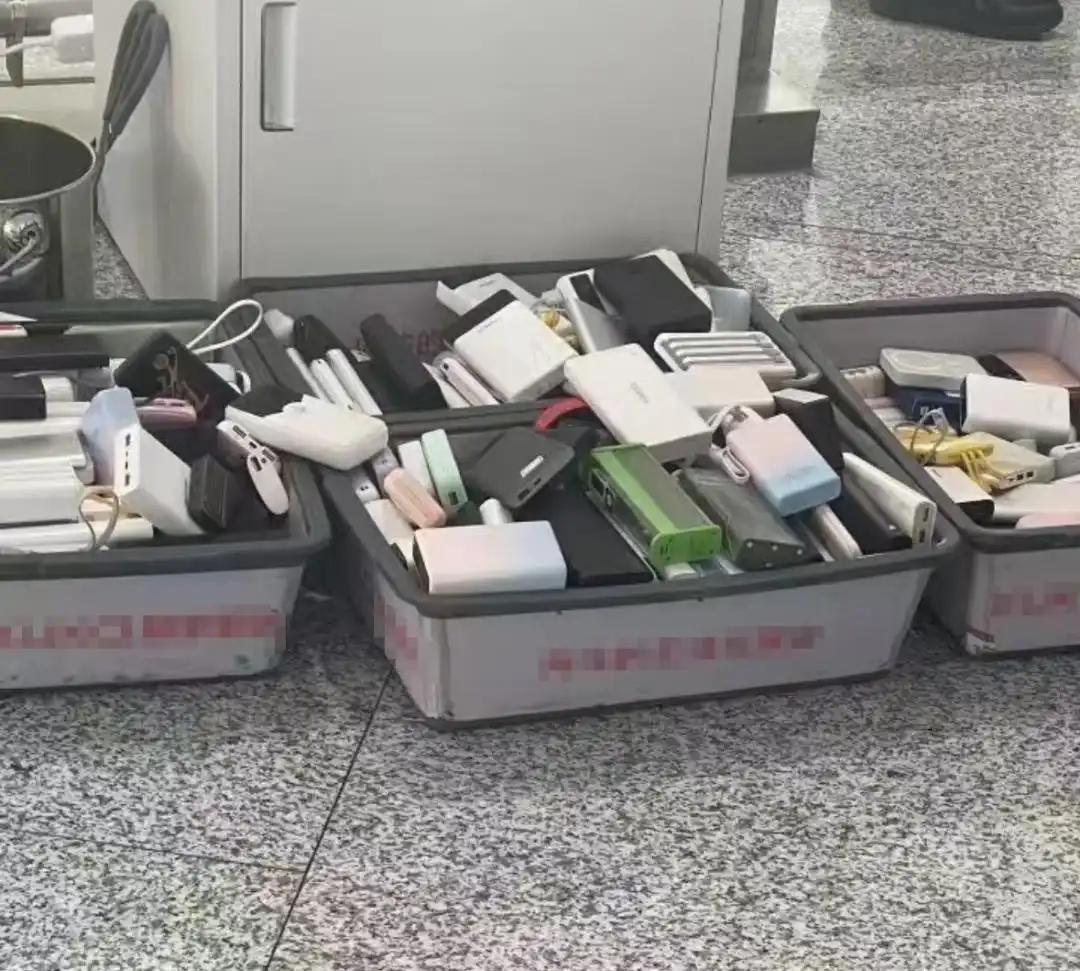 “赶紧自查！”新规即将执行，成筐的充电宝被拦。全网都在翻包，网友：手里就没有合格