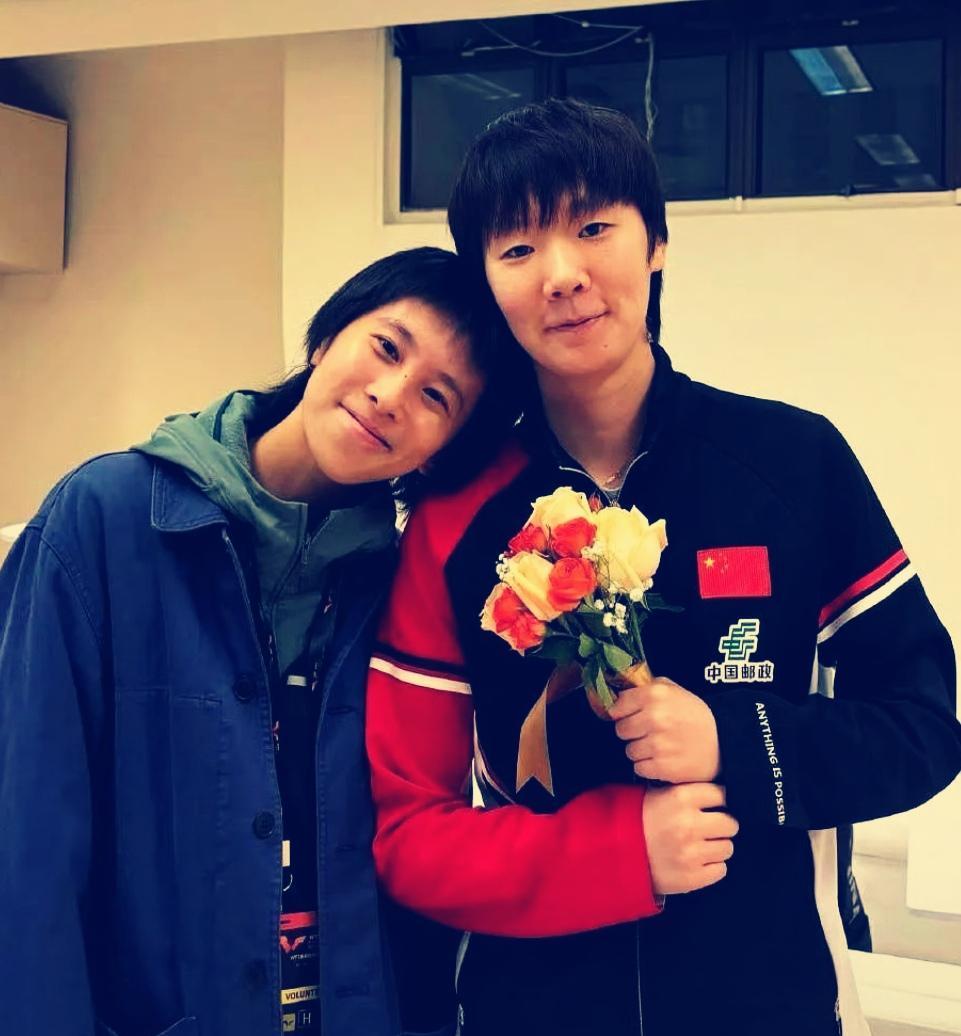 夺冠后，她冲上看台紧紧抱住的，是12年前一起喝可乐的搭档。2013年国家二队，