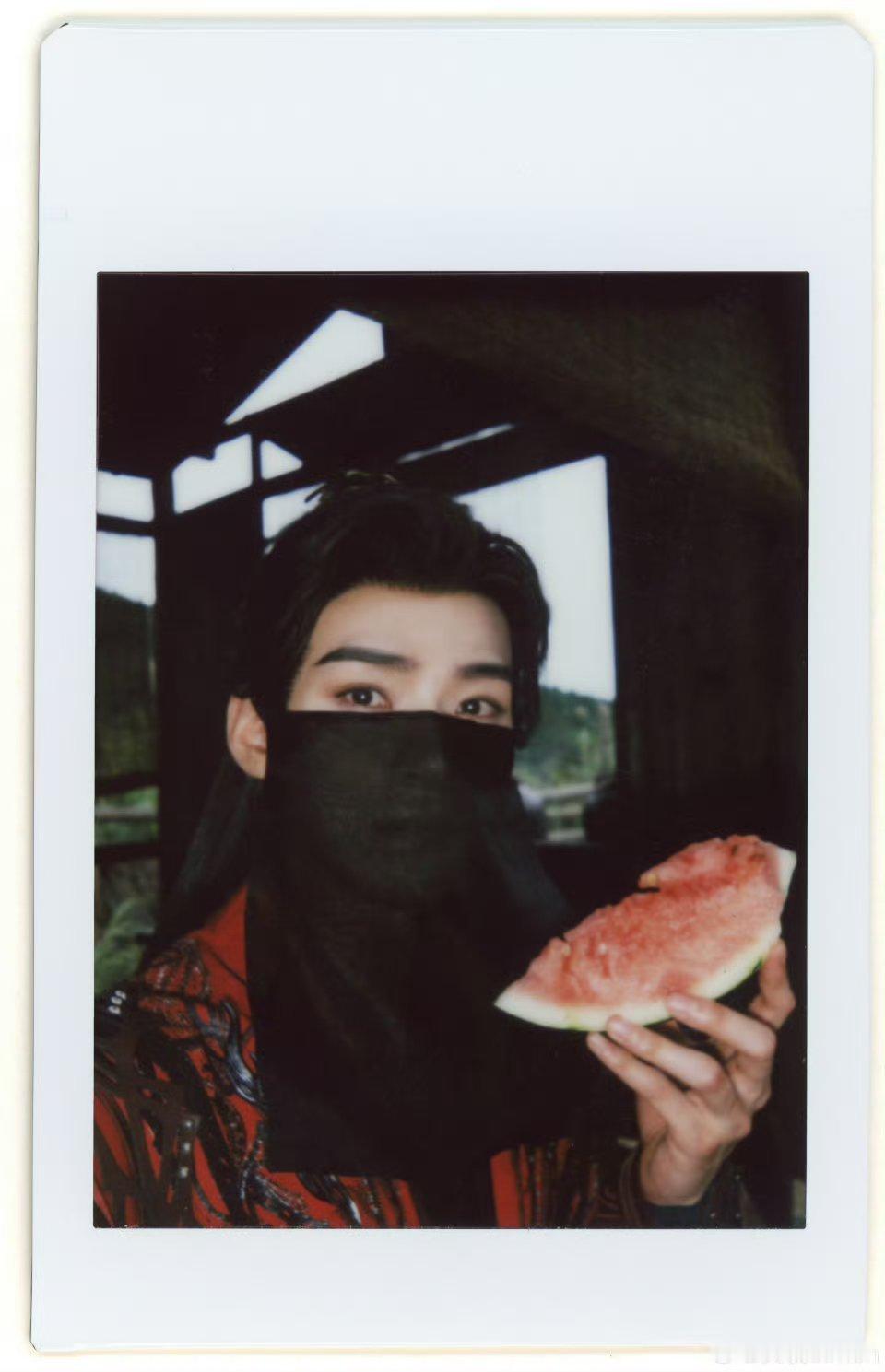 龚俊发了暗河传苏暮雨拍立得哈哈哈哈😄这个龚俊真的有点太可爱了🙌​