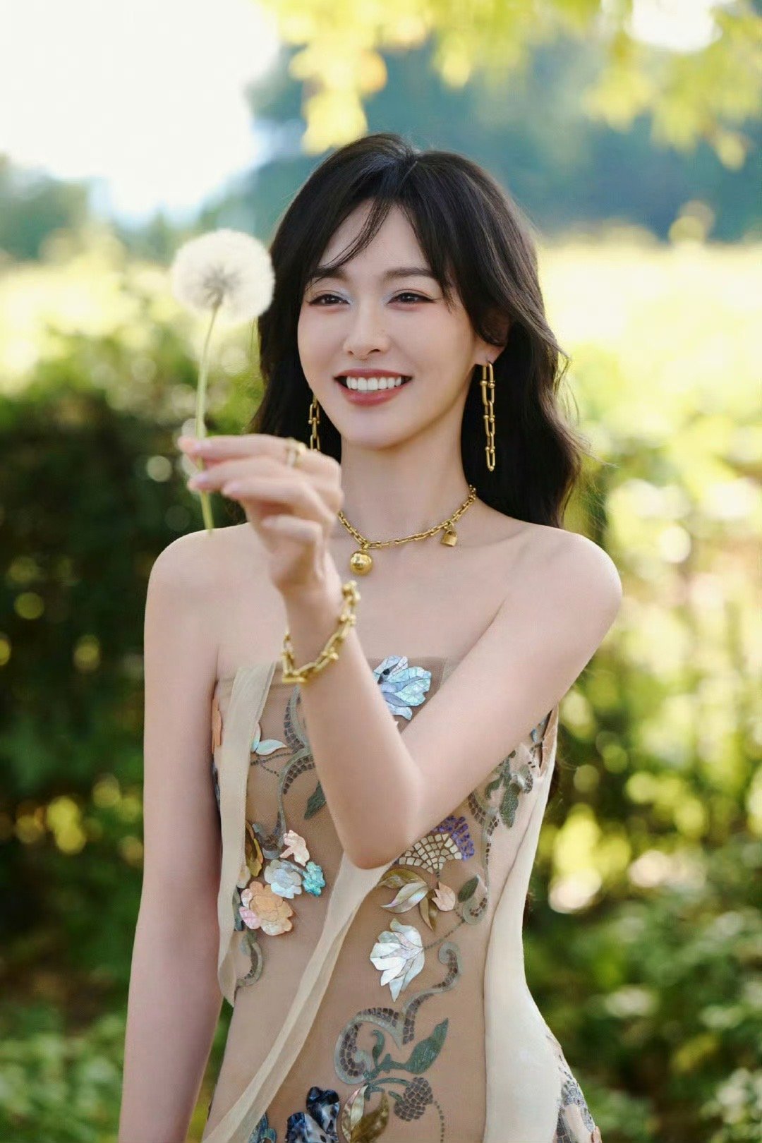 唐嫣南法电影感唐嫣好权威的一张脸中间那张怼脸真美我