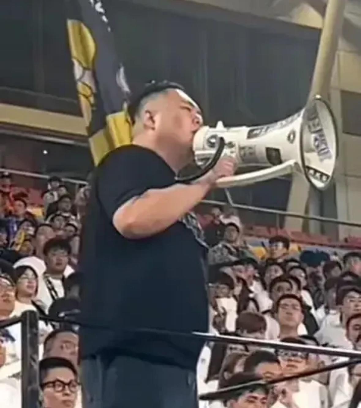 天津球迷姜某带头辱骂《哪吒》电影导演饺子，引韦世豪不满质问，买买提江因管不住球迷