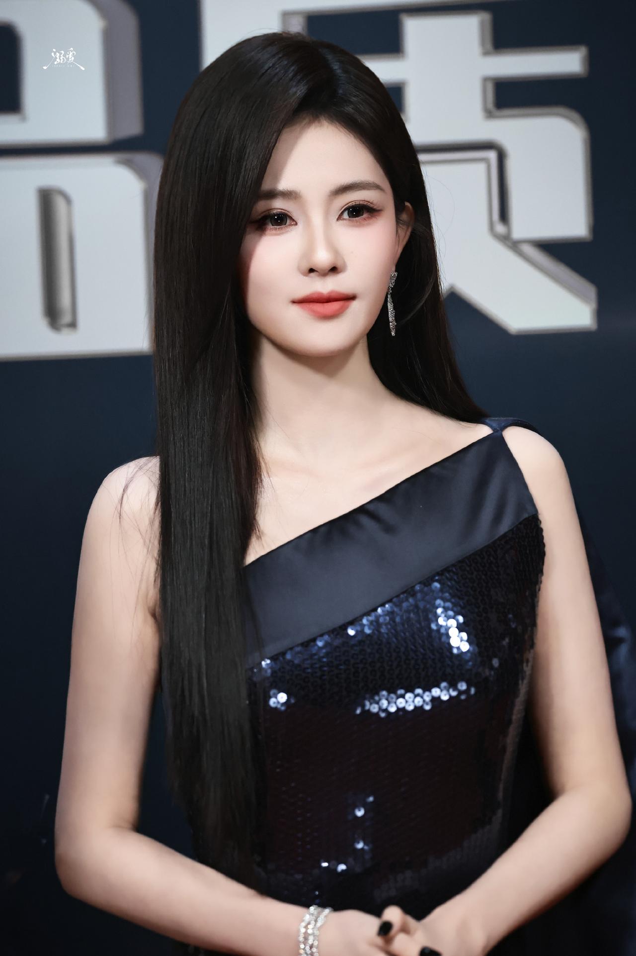 你披个被子也很美呀，白鹿在2026年电视剧品质盛典红毯上穿了一条蓝色亮片披风长