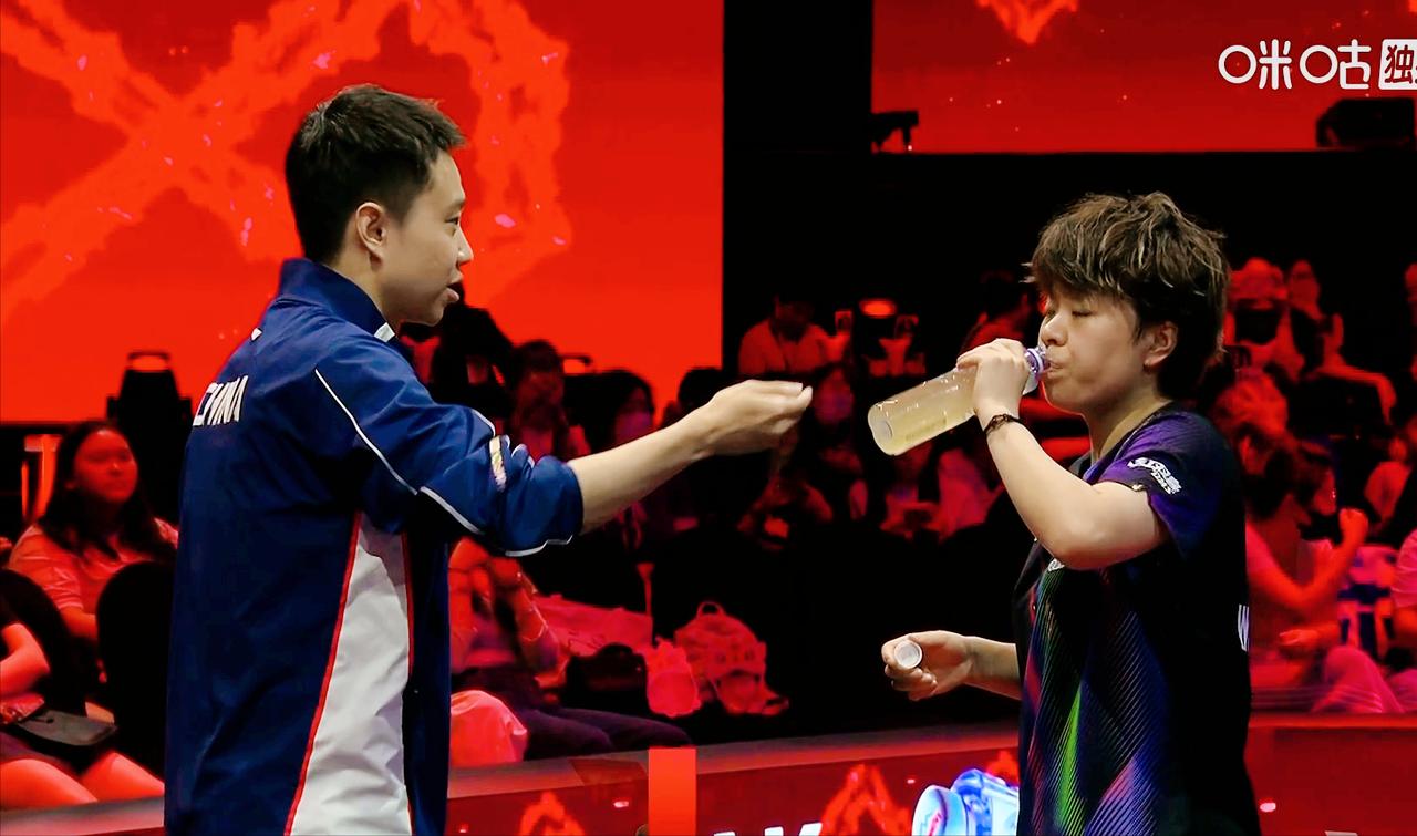 笑死我了！于子洋指导王艺迪好有喜感！像徒弟在知道师傅！网友说：于子洋第一