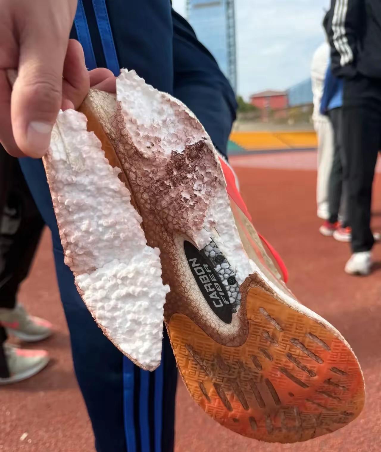 这也太坑人了，竟然买到了泡沫球鞋？