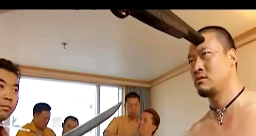 枪管推到手边，倒数三个数，平时最狂的人膝盖软了。刘华强把枪重重拍在桌上，盯着
