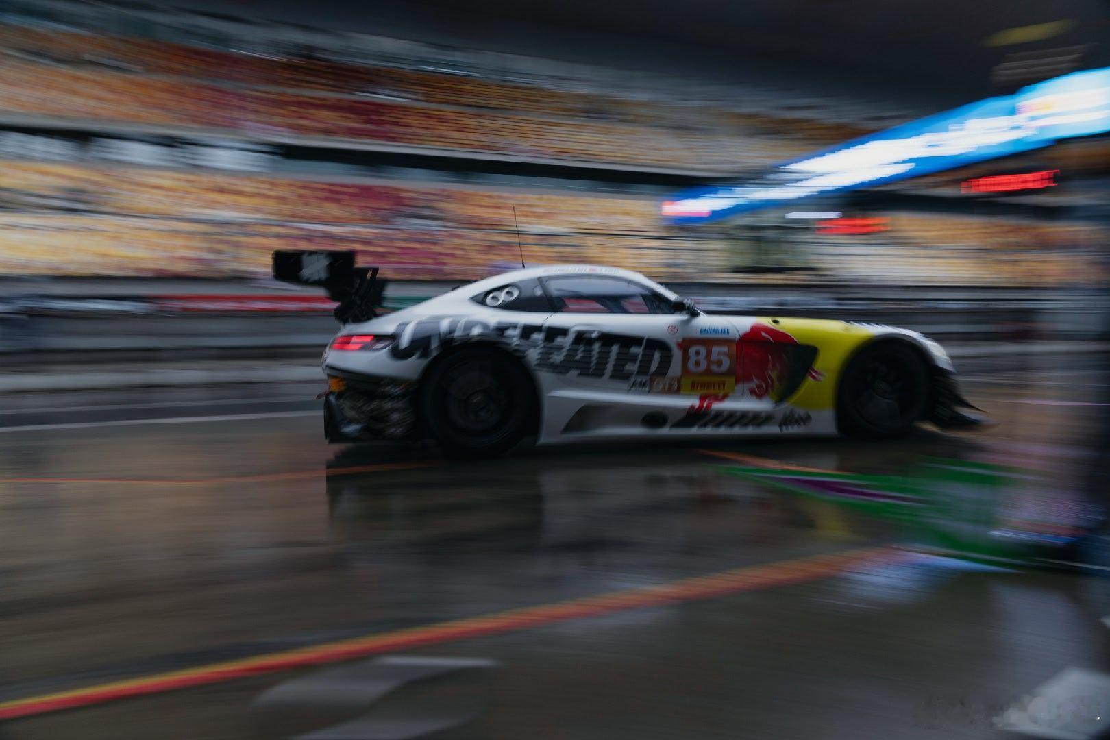 王一博雨中试车王一博雨中试车，用经历换经验，太帅了！！