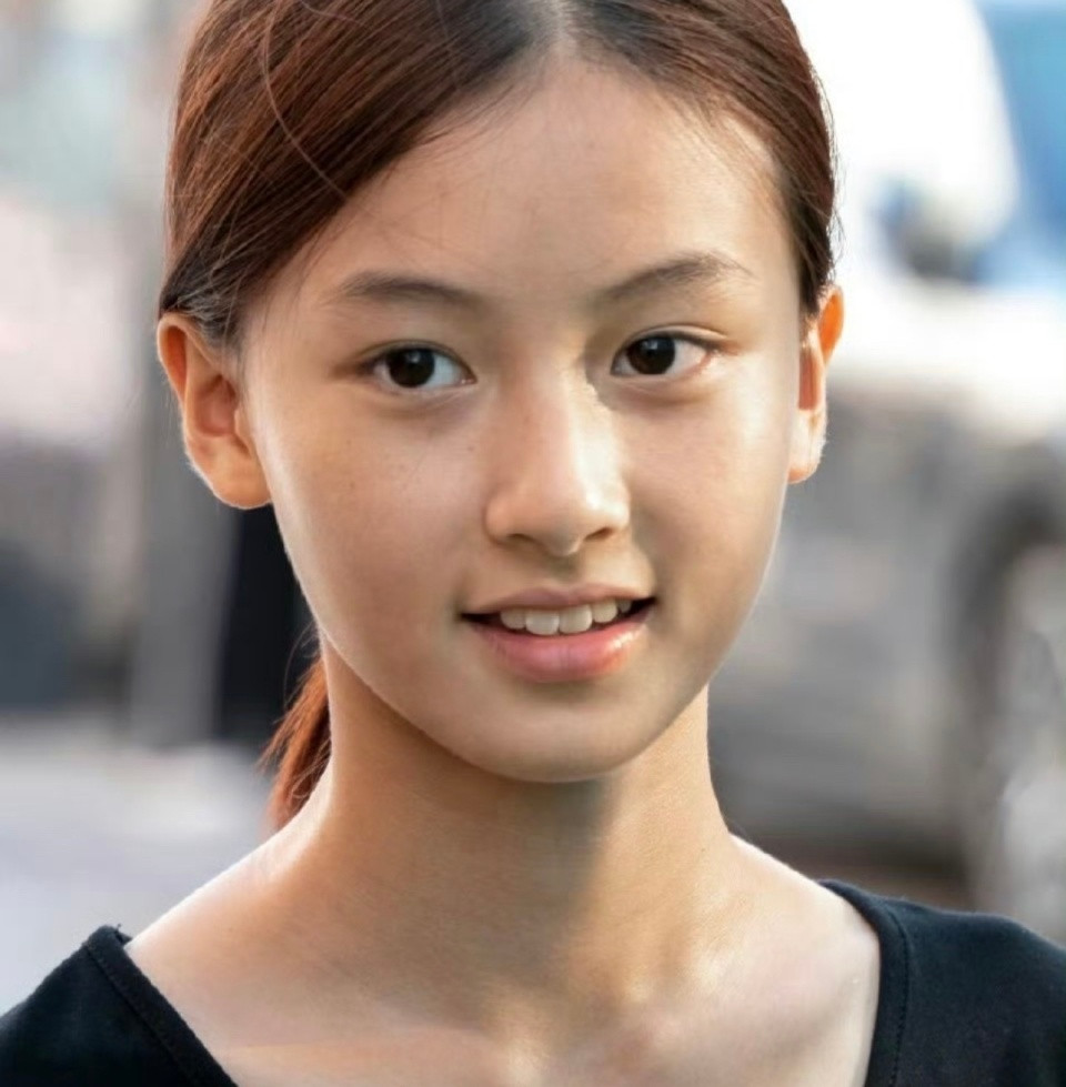 河南女孩七七因街头视频走红，被赞清冷气质神似张柏芝和周迅混合体，引发热议。但十天
