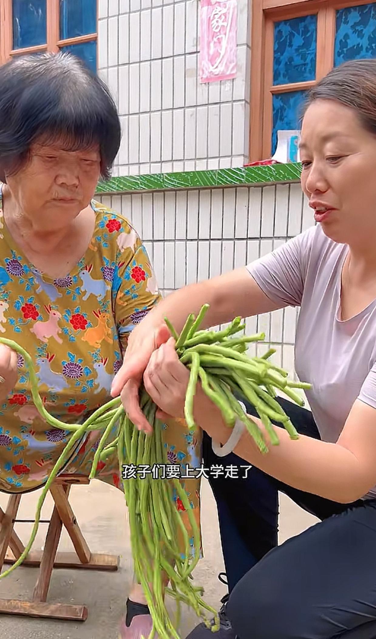 这傻大妮老母亲居然是这样的人，我简直不敢相信！今天傻大妮八十多岁的老母亲板着脸
