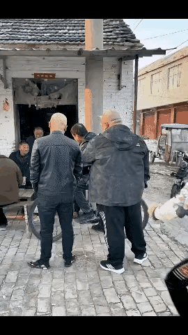 虽然是拍段子，但还是寓意深刻，这就是自讨苦吃的典型案例。