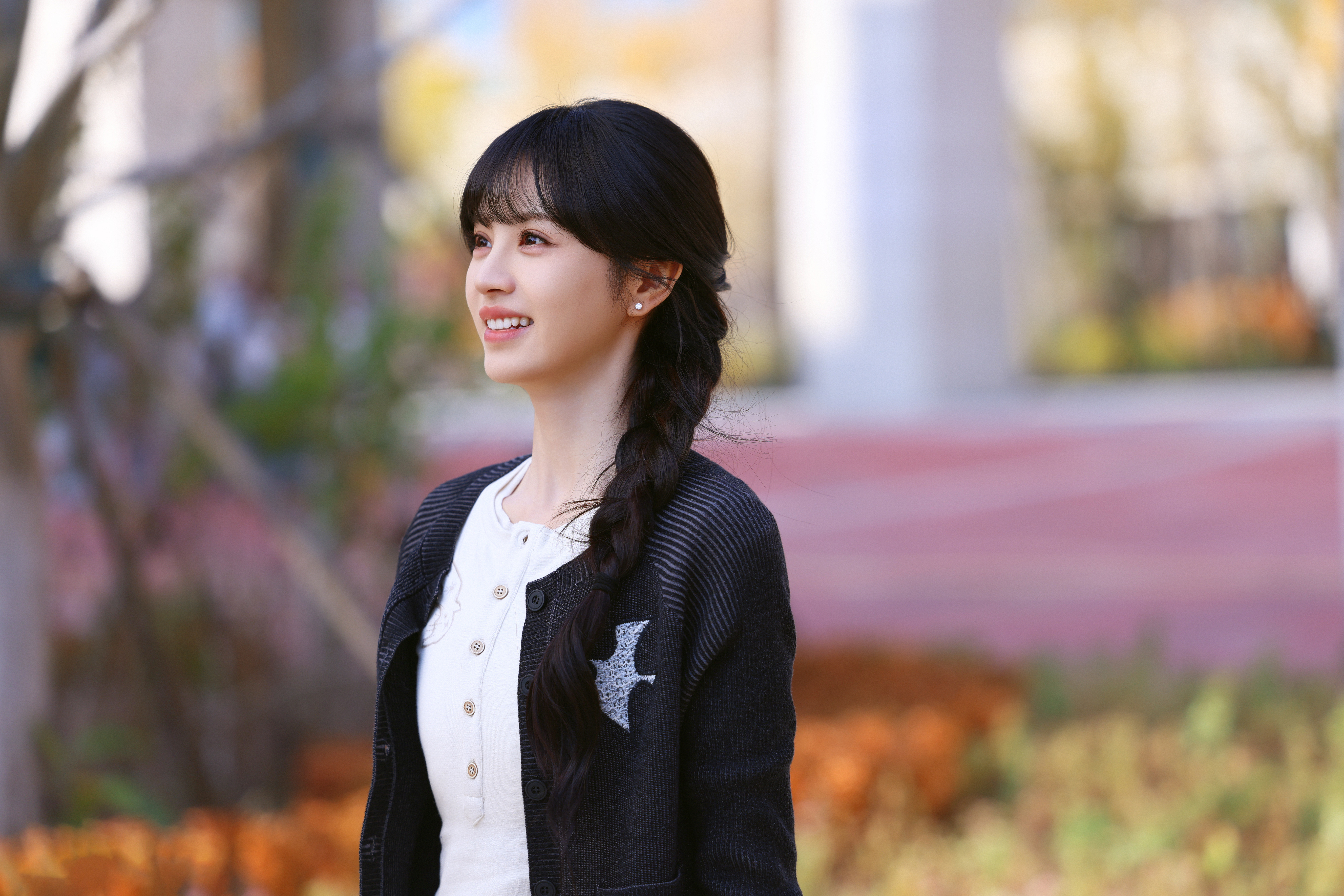 田曦薇🍂林知夏观察日记 浸在秋日的柔光里，安静的、鲜活的，皆是林知夏的模样。