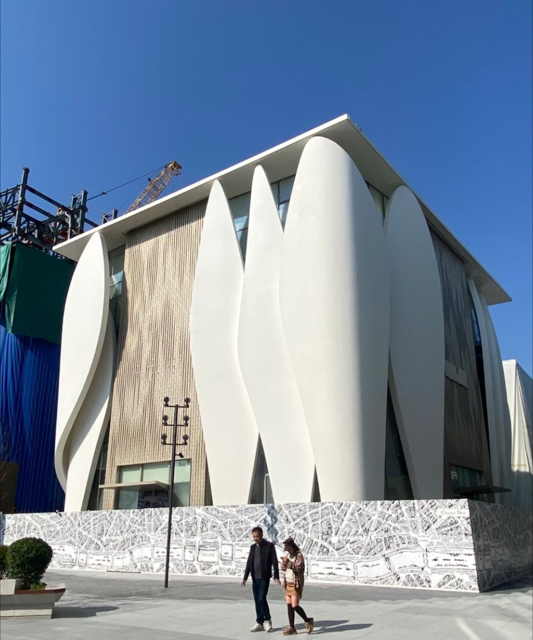 建筑的“花瓣”结构与金色立面，在延续自身设计语言的同时，巧妙映照了城市的审美底色