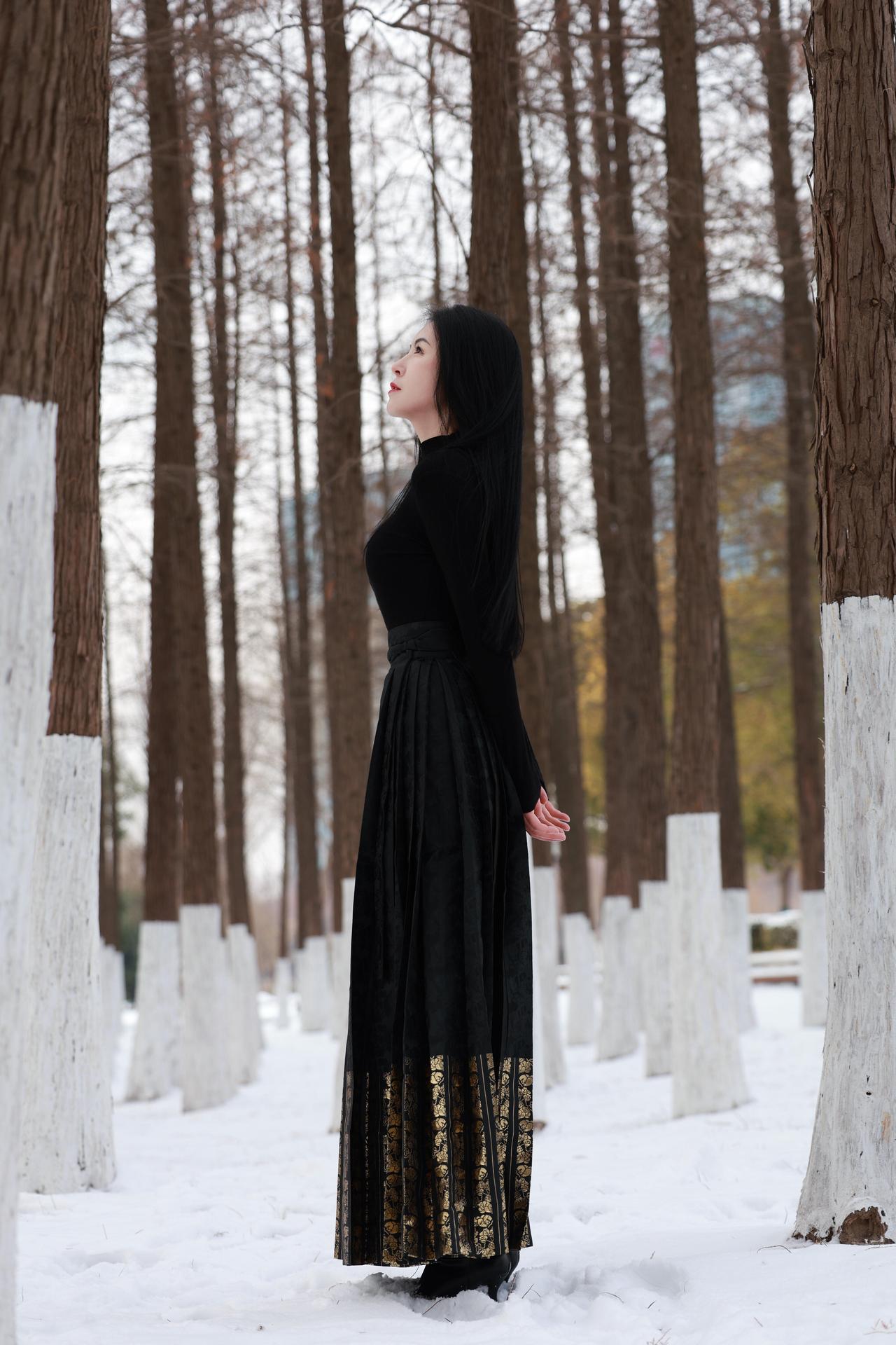 冬日森林中的黑衣女子