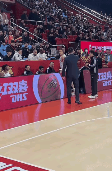 上海男篮疑似出现将帅矛盾。如果这事发生在广东宏远主教练杜锋和球员身上，自媒体又要