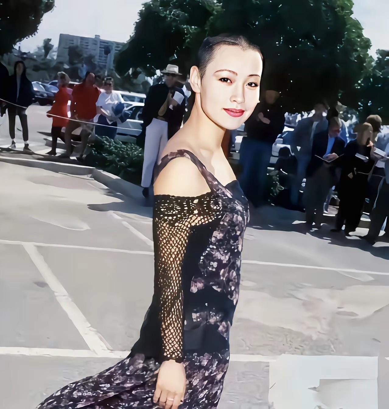 这是陈冲年轻时的一张照片，留着寸头，很少有女明星会尝试这种发型，穿了一件碎花连衣
