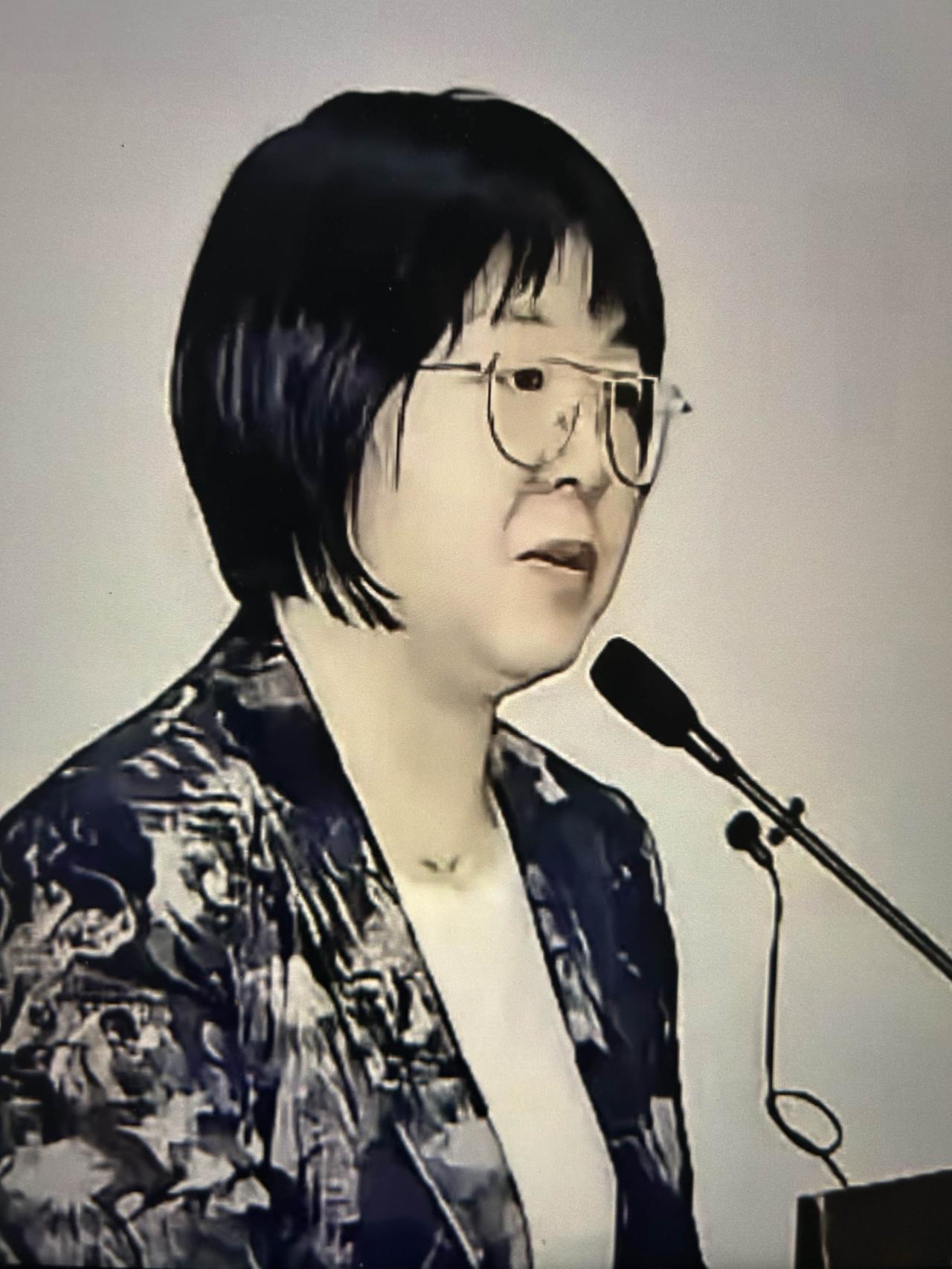网传清华美院教授直言，“丁荭的作品是一曲凡人颂歌”，不少业内人士也站出来力挺丁荭