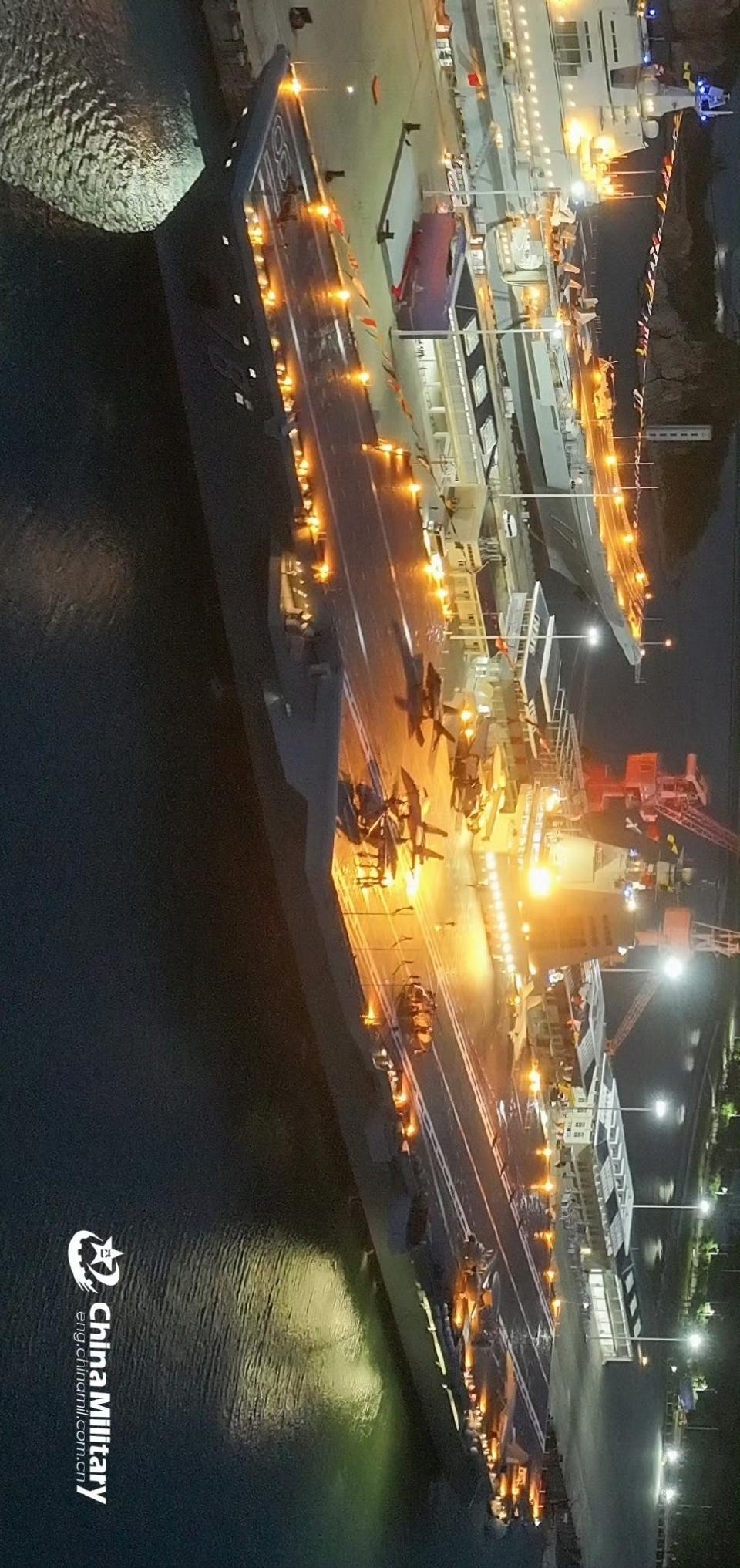 甲板上灯火通明，十四万余吨实力守护着万家灯火的安宁！《军港之夜》的海南渔歌风格唱