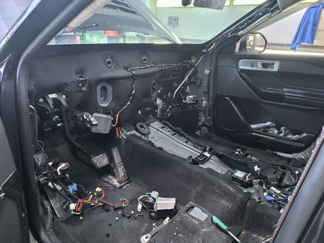 20款福特探险者升级23款内饰（2）继续之前的改装！目前整个工程接近尾声，正在