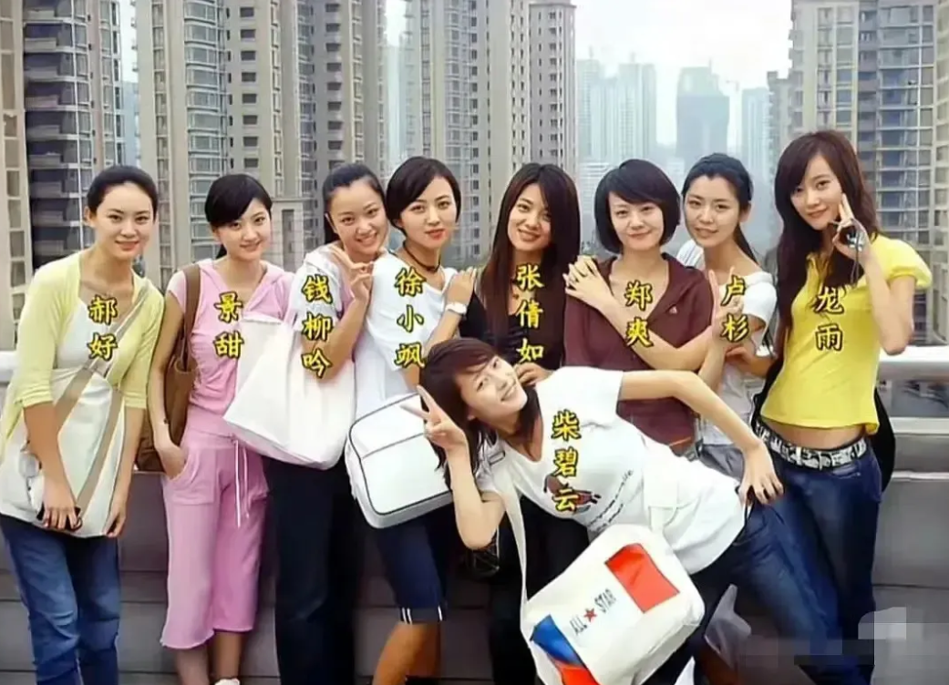 这一届的女同学里，现在仅剩下了景甜，当年那位神秘大哥眼光真的准。景甜在她们班的这