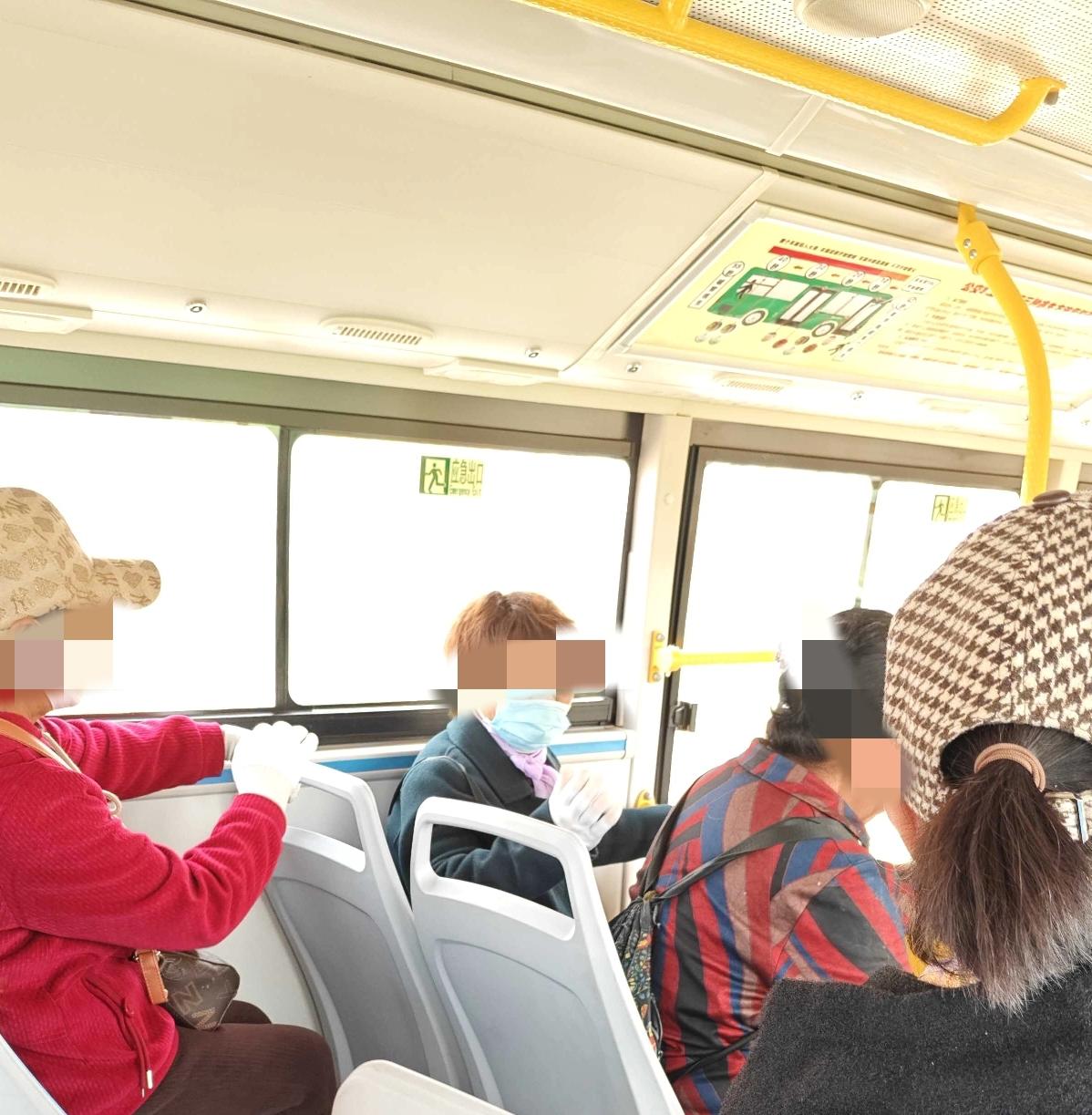 昨天乘坐即墨到移风的公交车，在移风河流庄上来七八个老铁口音的中老年妇女，上车时拿