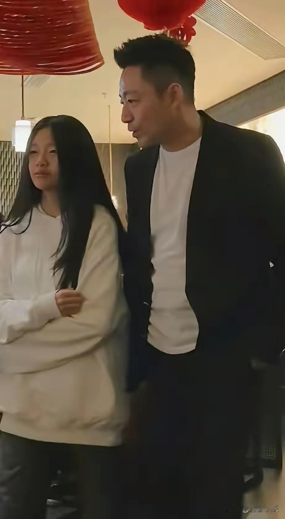 汪小菲带着玥玥现身广州麻六记，玥玥的正脸照完全曝光出来，她长得真和汪小菲一模一样