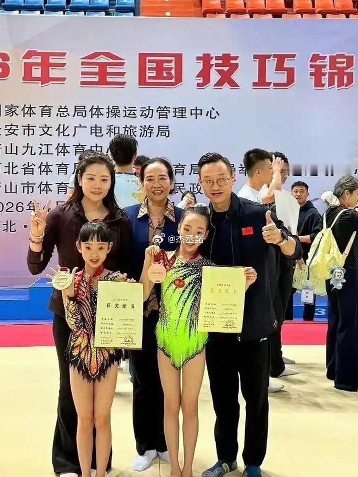 杨威的9岁双胞胎女儿，全国体操技巧赛包揽金铜牌，冠军家这基因会遗传吧，这也太厉害了​