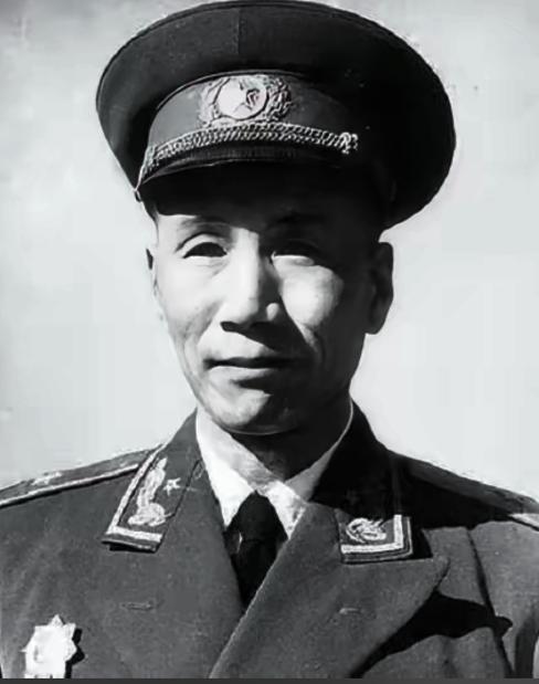 1941年，国军团长陈锐霆投奔新四军后，在夜里被人连捅3刀，杀手走后，伤重的他本