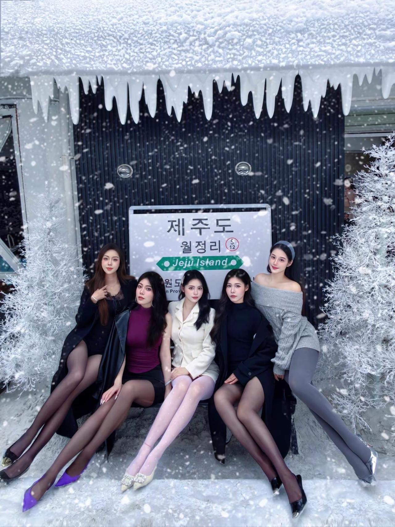 一起看雪吗❄️。氛围感咖啡店大长腿闺蜜