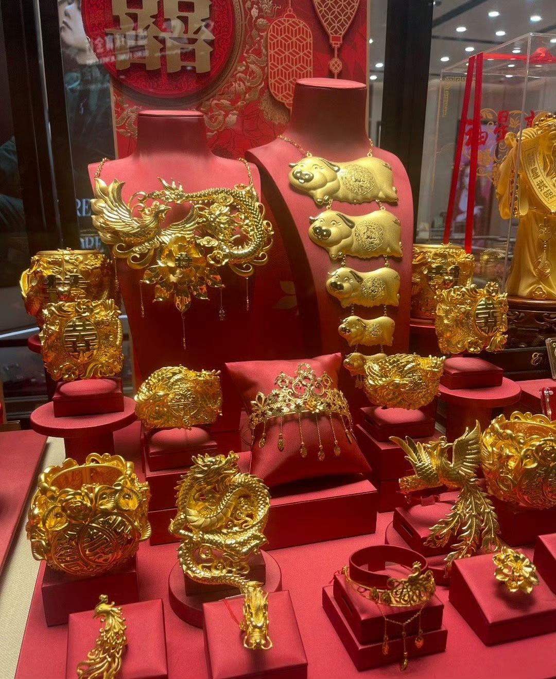 巢湖的王女士怎么也没想到,自己戴得好好的38克金手镯,竟被身边人“狸猫换太子”。